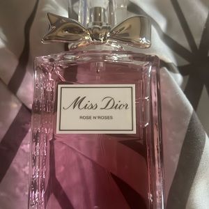 COPY - MISS DIOR ROSE N'ROSES
Eau de Toilette - Floral and Sparkling Notes 3.4oz